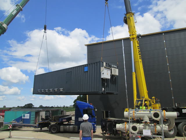 Einheben eines Technikcontainers