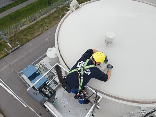 Arbeiten auf dem Behälterdach, gesichert von der Hubarbeitsbühne aus